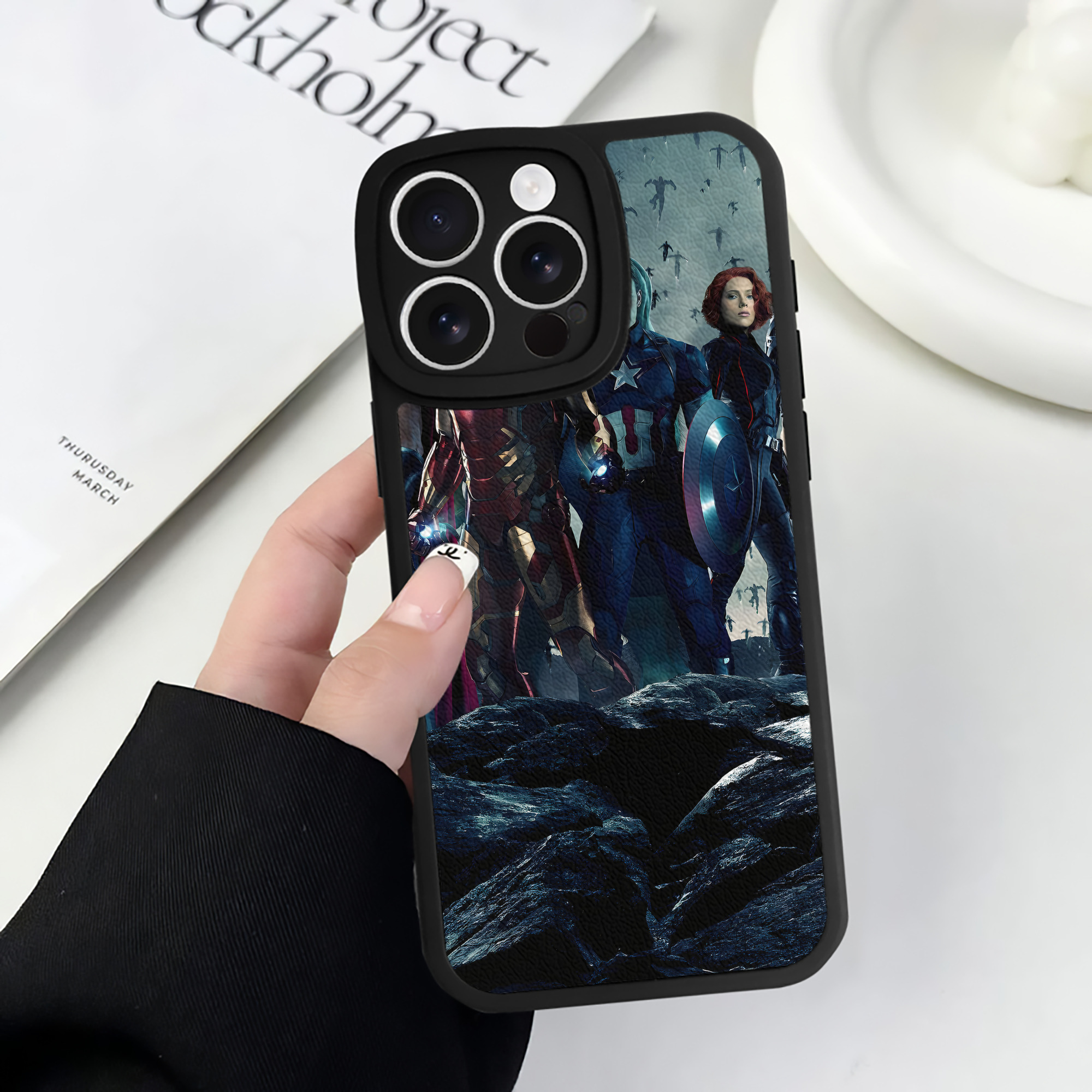 （画像用） アベンジャーズ The Avengers 【iPhone 16シリーズ対応】シリコンスマホケース（レザー調） 材質：シリコン